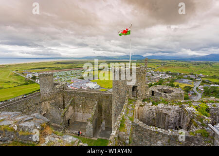 Guardando a Nord verso le montagne di Snowdonia dalla cima del castello a Harlech, Gwynedd, Wales, Regno Unito Foto Stock