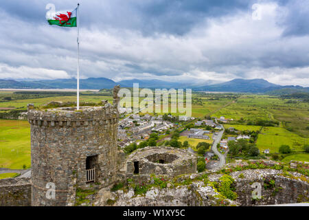 Guardando a Nord verso le montagne di Snowdonia dalla cima del castello a Harlech, Gwynedd, Wales, Regno Unito Foto Stock