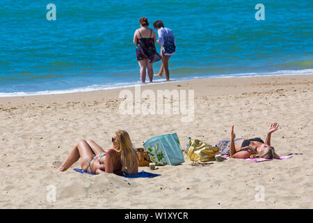 Bournemouth Dorset UK. 4 luglio 2019. Regno Unito: Meteo Sole e caldo con ininterrotta in un cielo azzurro e sole a Bournemouth spiagge come testa sunseekers al mare per rendere la maggior parte del tempo splendido. Credito: Carolyn Jenkins/Alamy Live News Foto Stock