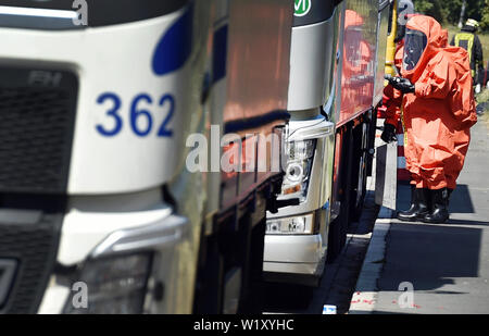 Dortmund, Germania. 04 Luglio, 2019. I vigili del fuoco in ABC tute di protezione a controllare le merci pericolose al trasportatore. Il furgone aveva una perdita dalla perdita di gas. (Immagine modificata la sezione) Credito: Caroline Seidel/dpa/Alamy Live News Foto Stock