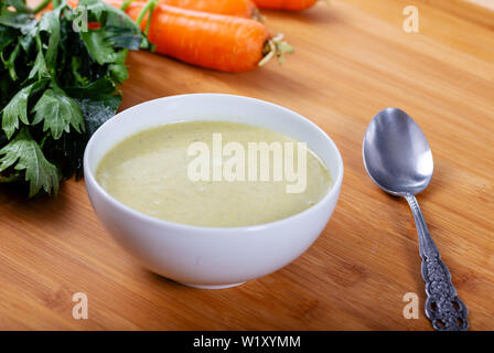 Zuppa di sedano con la carota, cipolla e salsa besciamella Foto Stock