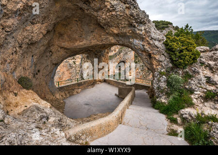 Ventano del Diablo (Devil's finestra), punto di vista a archi naturali su Jucar Gorge, Serrania de Cuenca, vicino a Cuenca, Castilla la Mancha, in Spagna Foto Stock