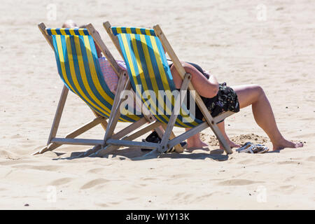 Bournemouth Dorset UK. 4 luglio 2019. Regno Unito: Meteo Sole e caldo con ininterrotta in un cielo azzurro e sole a Bournemouth spiagge come testa sunseekers al mare per rendere la maggior parte del tempo splendido. Credito: Carolyn Jenkins/Alamy Live News Foto Stock