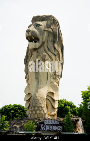 Iconica statua Merlion sull'Isola di Sentosa - Singapore Foto Stock