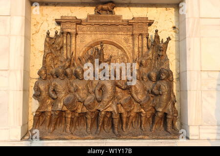 Vecchia scultura del popolo indiano celebrando Foto Stock