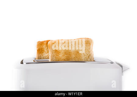 Tostato tostare il pane nel tostapane bianco isolato su sfondo bianco Foto Stock