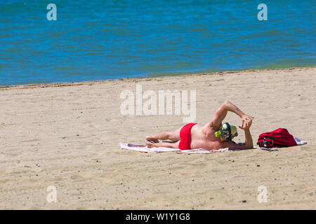 Bournemouth Dorset UK. 4 luglio 2019. Regno Unito: Meteo Sole e caldo con ininterrotta in un cielo azzurro e sole a Bournemouth spiagge come testa sunseekers al mare per rendere la maggior parte del tempo splendido. Credito: Carolyn Jenkins/Alamy Live News Foto Stock
