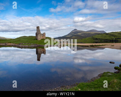 Rovine del Castello di Ardvreck sul Loch Assynt, Sutherland, NW Highlands della Scozia. Costruito dal clan MacLeod (1590); distrutto dai clan MacKenzie (1672) Foto Stock