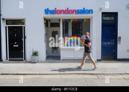 Il London Salon, il negozio di Soho con passanti e arcobaleno alla finestra Foto Stock