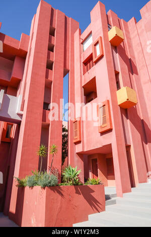 Calp, Spagna, 17 Giugno, 2019: la Muralla Roja edificio, Parete Rossa edificio di Calp, Spagna Foto Stock