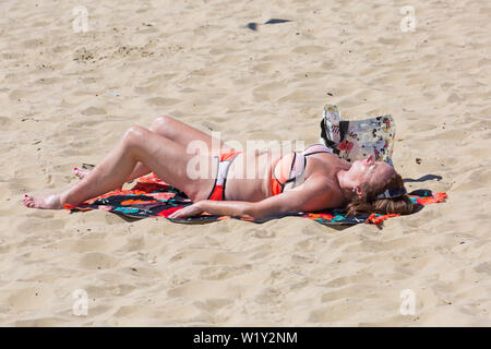 Bournemouth Dorset UK. 4 luglio 2019. Regno Unito: Meteo Sole e caldo con ininterrotta in un cielo azzurro e sole a Bournemouth spiagge come testa sunseekers al mare per rendere la maggior parte del tempo splendido. Credito: Carolyn Jenkins/Alamy Live News Foto Stock