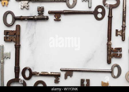 Telaio del vintage tasti su sfondo bianco. Sicurezza e concetto di sicurezza Foto Stock