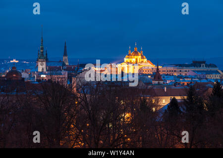 Panorama di Olomouc di notte. Olomouc, Regione di Olomouc, Repubblica Ceca. Foto Stock