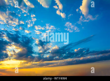 Giallo blu cielo sereno e nuvole di sfondo drammatico cloudscape e skyscape con nuvole in sunset Foto Stock