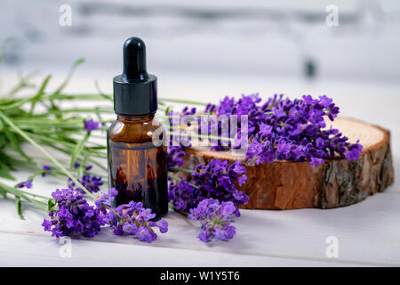 Lavanda olio a base di erbe e fiori su sfondo di legno Foto Stock