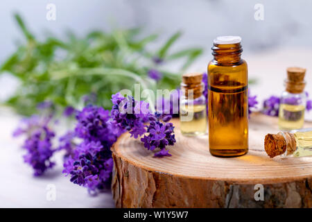 Di olio essenziale erboso bottiglie e freschi di fiori di lavanda Foto Stock