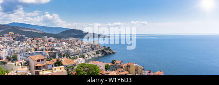 Bellissimo paesaggio marino del Mar Egeo e della città di Kavala, vista dal castello. Kavala è una città costiera della Grecia settentrionale, destinazione turistica molto popolare. Foto Stock