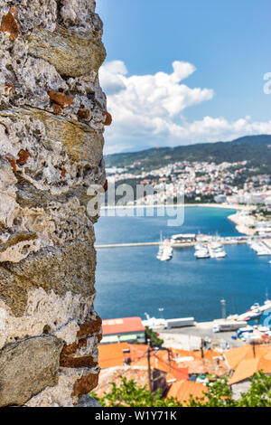 Kavala è una città costiera nel nord della Grecia, che ha una ricca storia e così è una destinazione turistica molto popolare in Europa. Foto Stock