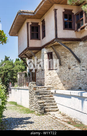 Città vecchia di Kavala. Kavala è una città costiera nel nord della Grecia, che ha una ricca storia e così è una destinazione turistica molto popolare in Europa. Foto Stock