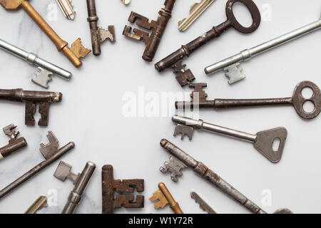 Telaio del vintage tasti su sfondo bianco. Sicurezza e concetto di sicurezza Foto Stock