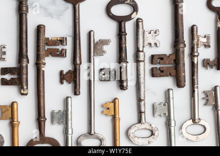 Grande set di tasti vintage su uno sfondo semplice. Sicurezza e concetto di sicurezza Foto Stock