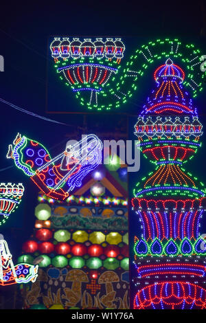 Chandannagar, West Bengal, India Novembre 2018 - Spettacolare colorata illuminazione decorazione con lampadine a LED durante Jagadhatri Puja celebrazioni. Il lig Foto Stock