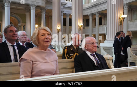 Leipzig, Germania. 04 Luglio, 2019. Sabina Higgins, moglie del Presidente irlandese (l) e Michael D. Higgins, presidente dell'Irlanda sedersi nella Nikolaikirche. Il Presidente irlandese è su una tre giorni di visita di Stato in Germania. Credito: Pietro Endig/dpa-Zentralbild/dpa/Alamy Live News Foto Stock