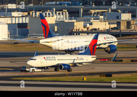 Atlanta, Georgia - Aprile 2, 2019: Delta Air Lines Boeing 737-700 in aereo Aeroporto di Atlanta (ATL) negli Stati Uniti. Foto Stock