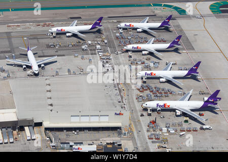 Los Angeles, California - 14 Aprile 2019: vista aerea FedEx Express aerei all'aeroporto di Los Angeles (LAX) negli Stati Uniti. Foto Stock