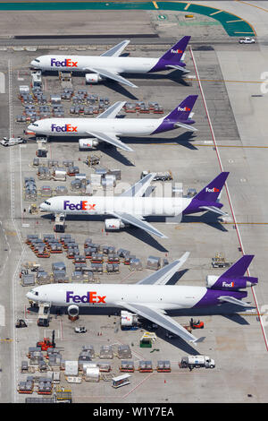 Los Angeles, California - 14 Aprile 2019: vista aerea FedEx Express aerei all'aeroporto di Los Angeles (LAX) negli Stati Uniti. Foto Stock