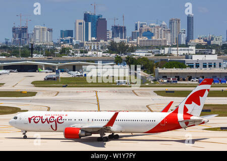 Fort Lauderdale, Florida - Aprile 6, 2019: Air Canada Rouge Boeing 767-300ER aeroplano a Fort Lauderdale Airport (FLL) negli Stati Uniti. Foto Stock