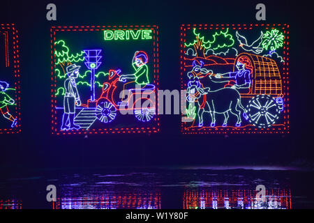 Chandannagar, West Bengal, India Novembre 2018 - Spettacolare colorata illuminazione decorazione con lampadine a LED durante Jagadhatri Puja celebrazioni. Il lig Foto Stock