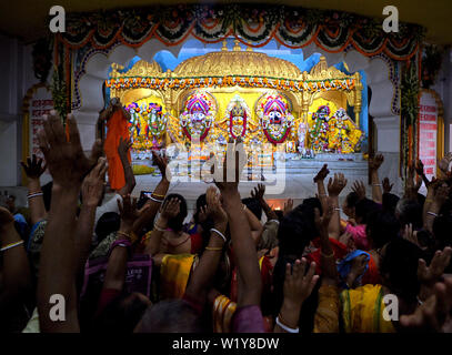 Devoti indù alzare le loro mani come essi ricevono la benedizione dal Signore Jagannath presso la società internazionale per la Coscienza di Krishna (ISKCON) Habibpur durante il Festival.Ratha Yatra, a cui si fa riferimento anche come Rathayatra, Rathajatra o festival Chariot connessi con il Signore Jagannath celebrata in tutto il mondo come per la mitologia indù. Rathajatra è un viaggio in un carro del Signore Jagannath accompagnato dal pubblico celebrato ogni anno. Foto Stock