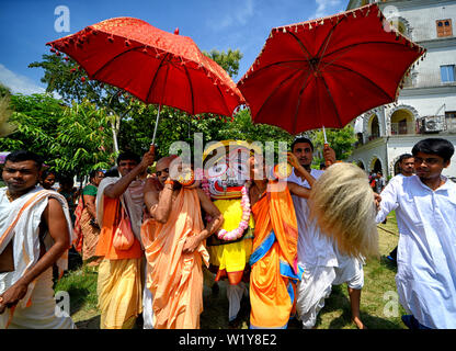 Devoti indù visto che trasportano un idolo del Signore Jagannath presso la società internazionale per la Coscienza di Krishna (ISKCON) Habibpur durante un festival.Ratha Yatra, a cui si fa riferimento anche come Rathayatra, Rathajatra o festival Chariot connessi con il Signore Jagannath celebrata in tutto il mondo come per la mitologia indù. Rathajatra è un viaggio in un carro del Signore Jagannath accompagnato dal pubblico celebrato ogni anno. Foto Stock