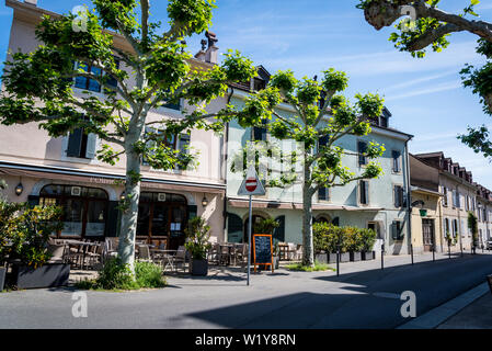 Tipica architettura di italo-francese nel distretto di Carouge, uno stile mediterraneo district modellato dopo Nizza, Ginevra, Svizzera Foto Stock