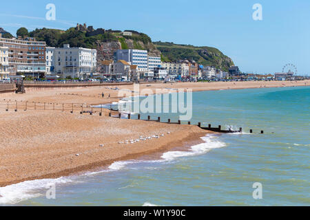Hastings lungomare e spiaggia vuota, East sussex, regno unito Foto Stock