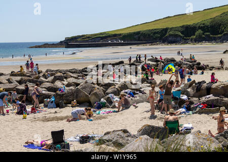 Rosscarbery, West Cork, Irlanda, 4 giugno 2019, un altro grande giornata d'estate con temperature in venti a vedere le famiglie accorrono per la spiaggia a Warren, Rosscarbery raffreddare in mare o semplicemente godersi la spiaggia sabbiosa. Aphperspective credito/ Alamy Live News Foto Stock