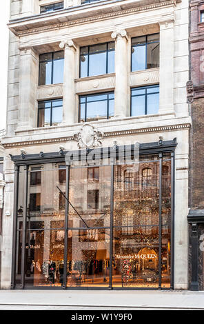 Alexander Mcqueen fashion store, 27 Old Bond Street, Mayfair, London W1S 4QE, Inghilterra, Regno Unito. Foto Stock