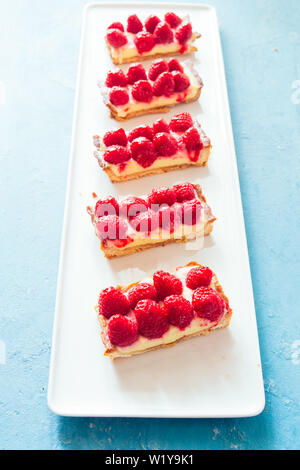 Lamponi a forma rettangolare tart, vista dall'alto, sfondo bianco Foto Stock