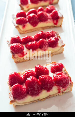 Lamponi a forma rettangolare tart, vista dall'alto, sfondo bianco Foto Stock