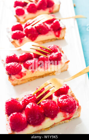 Lamponi a forma rettangolare tart, vista dall'alto, sfondo bianco Foto Stock