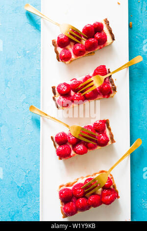 Lamponi a forma rettangolare tart, vista dall'alto, sfondo bianco Foto Stock