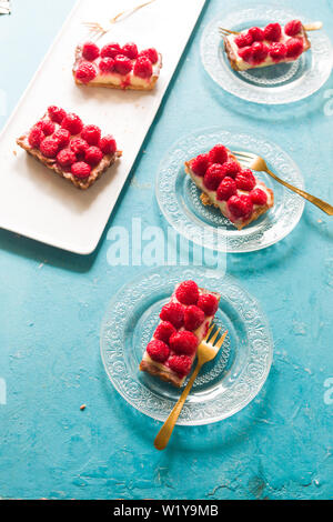 Lamponi a forma rettangolare tart, vista dall'alto, sfondo bianco Foto Stock