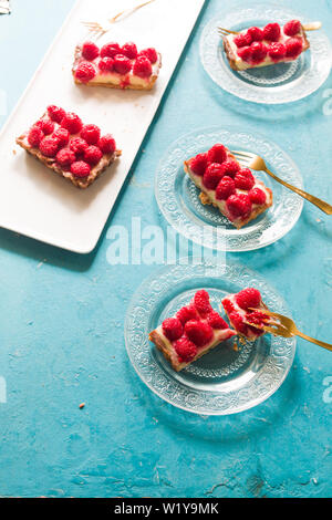 Lamponi a forma rettangolare tart, vista dall'alto, sfondo bianco Foto Stock