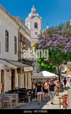 Lagos scena di strada nella città vecchia con la chiesa di Santo António e jacaranda in fiore Foto Stock