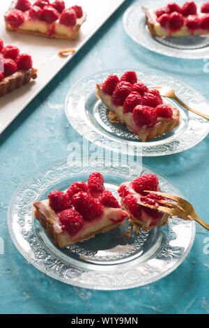 Lamponi a forma rettangolare tart, vista dall'alto, sfondo bianco Foto Stock