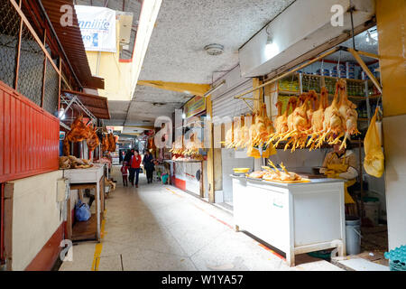 Huaraz, Ancash / Perù: 15. Giugno, 2016: negozi e bancarelle di macellai di pollame in Huaraz vendere fesh il pollo al mercato coperto in Huaraz Foto Stock