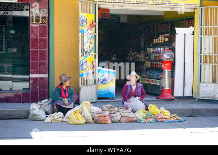 Huaraz, Ancash / Perù: 15 giugno 2016: povero indio agricoltore le donne a vendere la loro frutta e verdura per le strade di Huaraz Foto Stock