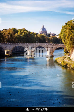 La Basilica di San Pietro sorge all'orizzonte oltre il fiume Tevere a Roma, Italia. Foto Stock