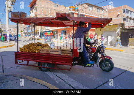 Huaraz, Ancash / Perù: 4. Giugno 2016: l'agricoltore e merchant alla guida delle loro moto e stallo a vendere il loro grano al mercato di Huaraz Foto Stock